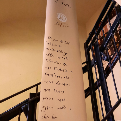 Drappo sulla scala casa Muratori