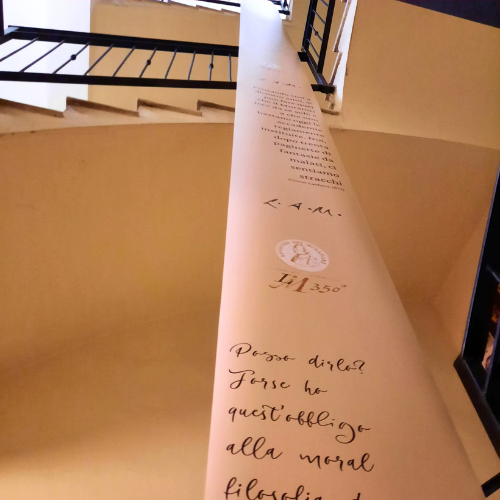 Drappo sulla scala casa Muratori